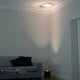 Elegant beleuchteter Raum mit spezieller Lichtwirkung der Tecnolumen Egyptian Eye Bodenlampe in einer modernen Wohnung.