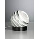 Tecnolumen LED-Tischlampe Bulo Ø16cm mit elegantem Design und diffusen Licht auf einem Tisch.