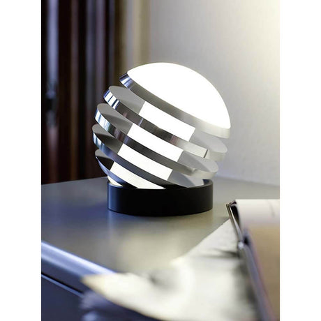 Teknolumen LED-Bulo bordlampe Ø16cm på bord, moderne design med mat aluminium og satinglas.