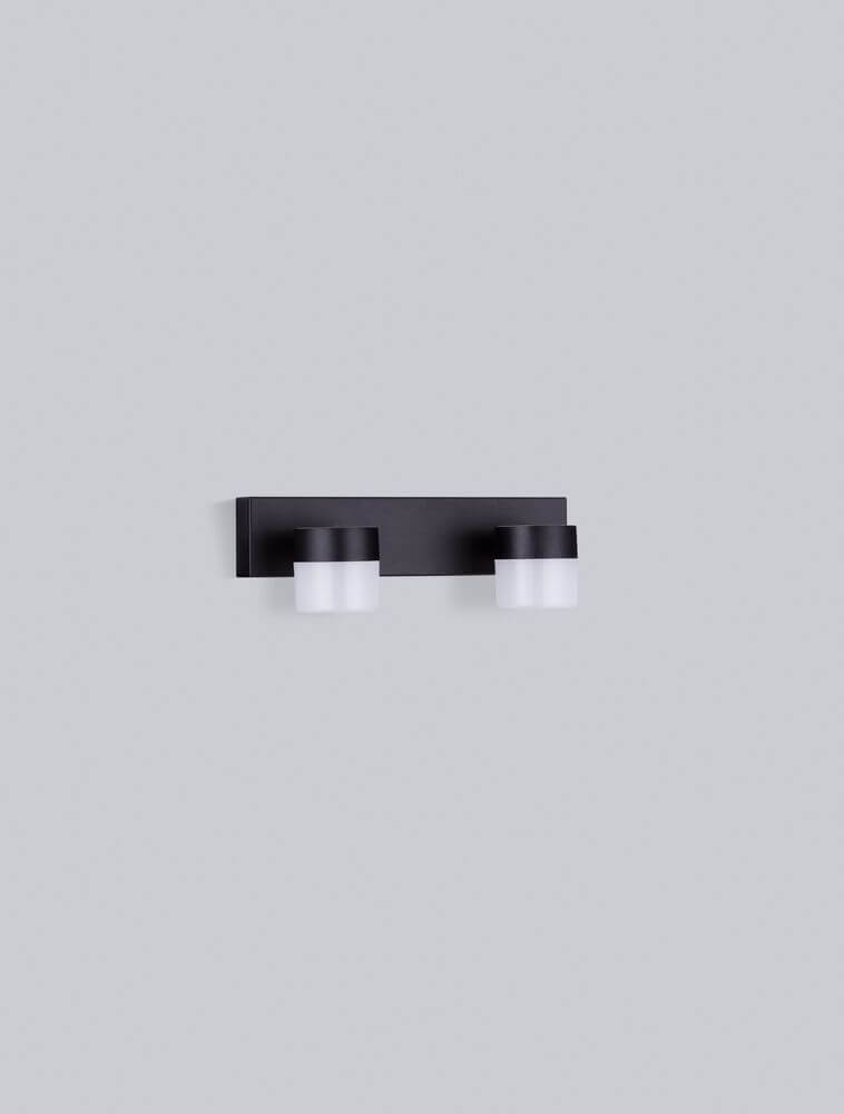 Teko LED Wandleuchte 2-flammig 3000K Schwarz IP44 an einer grauen Wand.