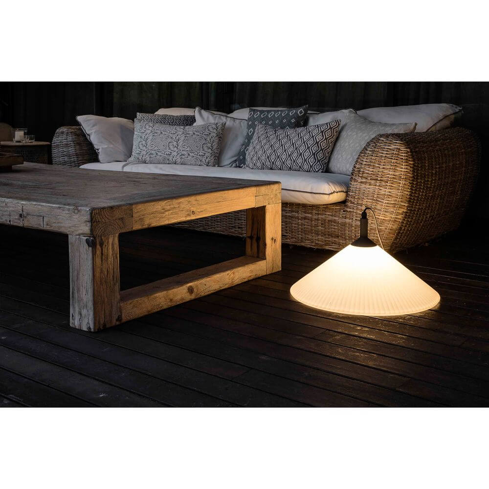 Terrassenleuchte HUE mit Kabelstecker IP65 Grau, Weiß neben einem gemütlichen Sofa auf Holzterrasse.