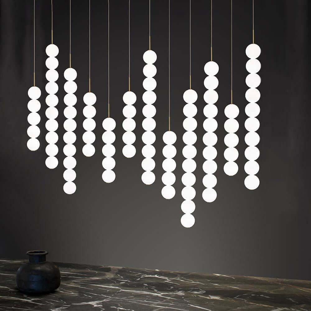 Terzani Abacus XXL LED Design-Hängelampe in stilvollem Raum mit eleganten, hängenden kreisförmigen Leuchten.