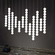 Terzani Abacus XXL LED Design-Hängelampe in stilvollem Raum mit eleganten, hängenden kreisförmigen Leuchten.