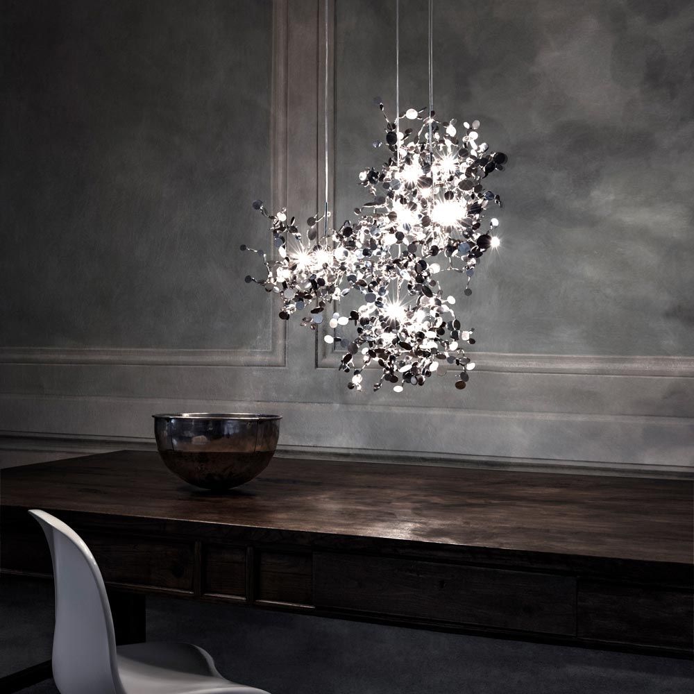Schimmernde Pendelleuchte Argent von Terzani, designed by Dodo Arslan, strahlt sanftes Licht aus Metallclustern.