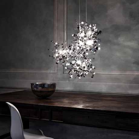 Terzani Argent Design-Lüster Ø 76cm in modernem Raum, kunstvoll leuchtend über einem Holzttisch.