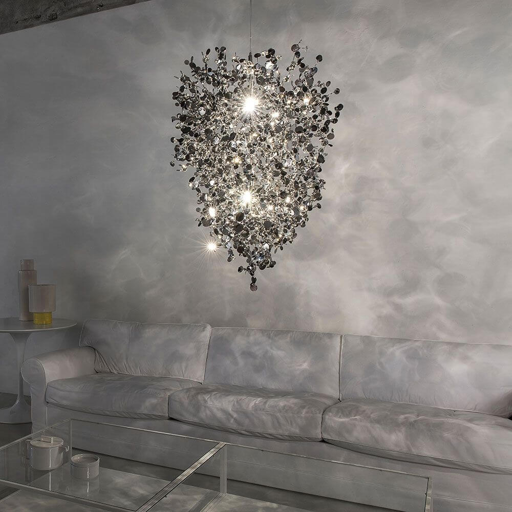 Terzani Argent Design-Pendelleuchte Ø 60cm im modernen Wohnzimmer über einem eleganten Sofa.