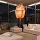 Terzani Atlantis Design-Pendelleuchte in modernem Wohnraum, kreiert eine gemütliche Atmosphäre mit schimmerndem Licht.