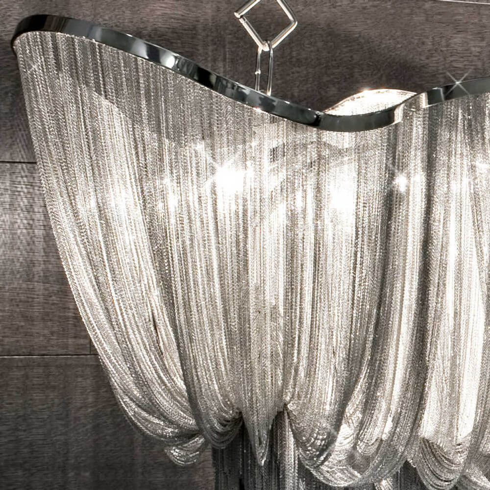 Terzani Atlantis Design-Pendelleuchte aus Metall mit schimmernden Ketten, die eine elegante Lichtquelle bilden.