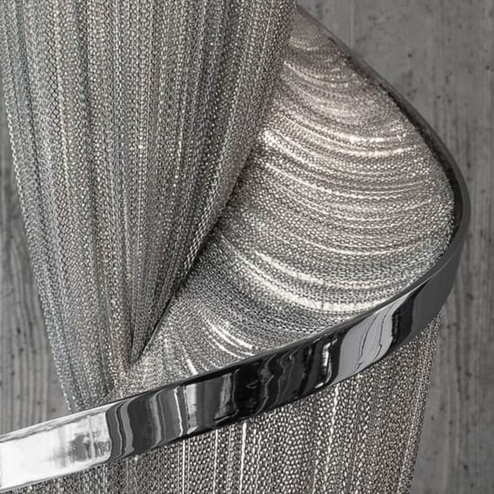 Detailansicht der Terzani Atlantis Design-Pendelleuchte mit schimmernden Metallscheiben und eleganter Form.