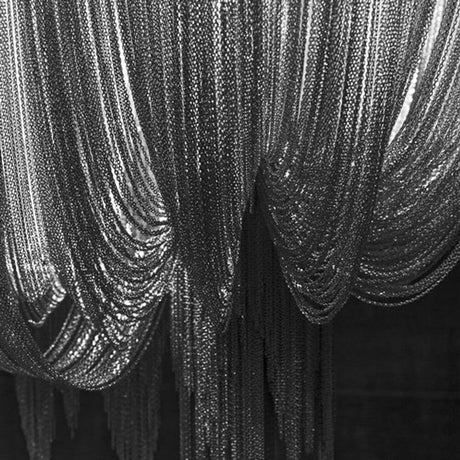 Terzani Atlantis design pendel med glitrende metalskiver i detaljer.