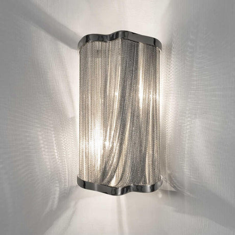 Terzani Atlantis Wandlampe mit drapierten Nickelkette und schimmerndem Licht für lebendige Energie.