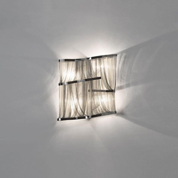 Applique Terzani Atlantis avec une lumière chatoyante et un effet organique grâce à des chaînes en nickel drapées.