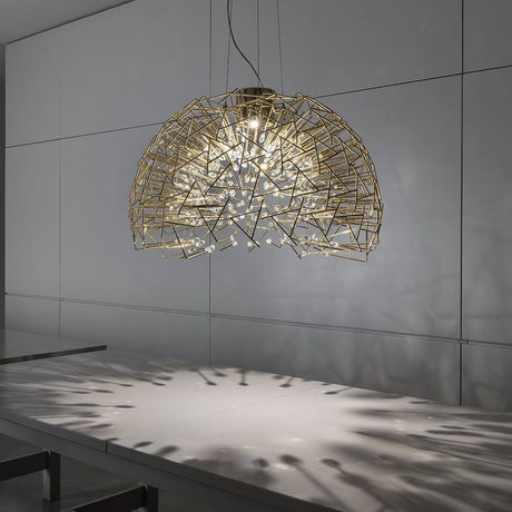 Terzani Core Design-Hängelampe Halbrund Ø 70cm in modernem Raum mit beeindruckenden Licht- und Schatteneffekten.