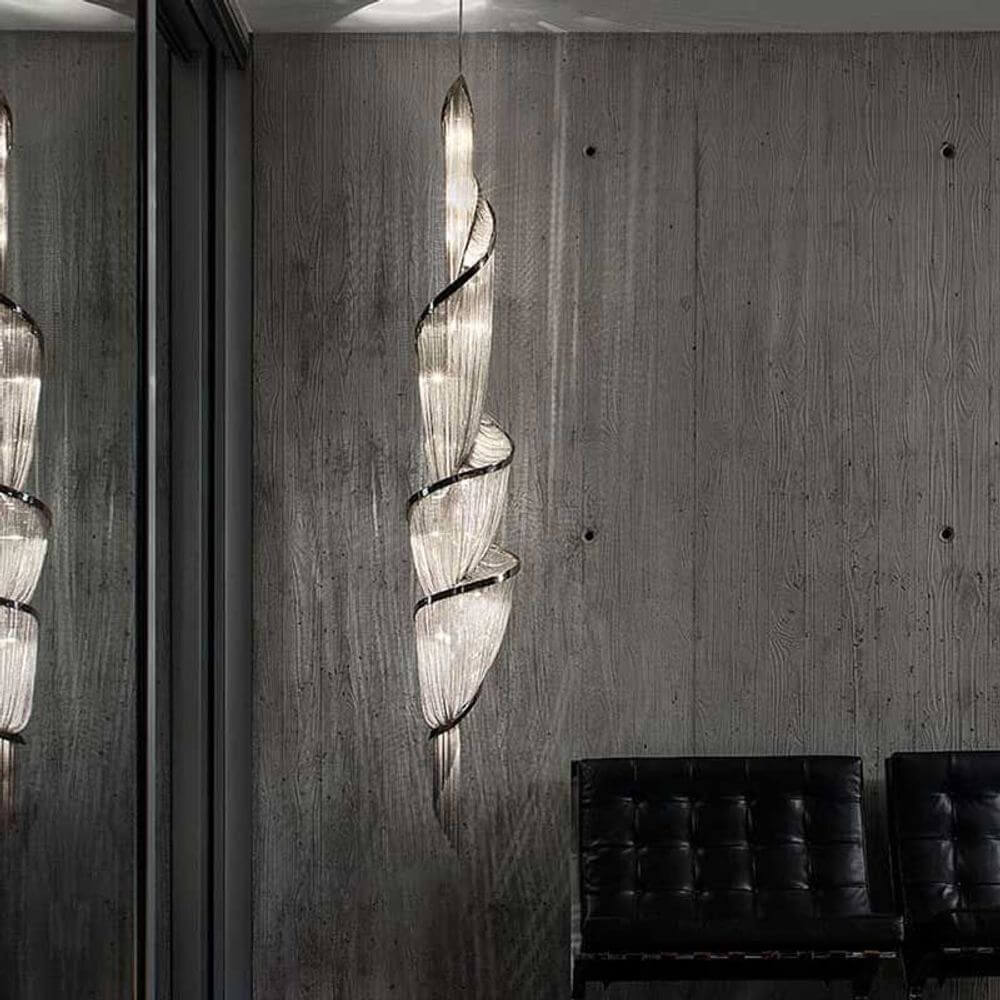 Terzani Epoque LED Design-Hängelampe Ø 35cm in modernem Raum mit elegantem Design und reflektierenden Oberflächen.