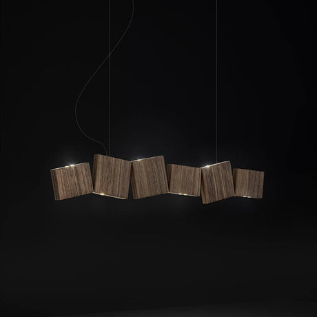 Terzani Gaia LED Design-Hängeleuchte 82cm mit geometrischen Holzrahmen und LED-Beleuchtung vor schwarzem Hintergrund.