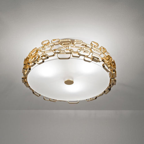 Terzani Glamour plafonnier design Ø 45 cm avec des anneaux dorés et une lumière diffuse pour une lueur douce et sensuelle.