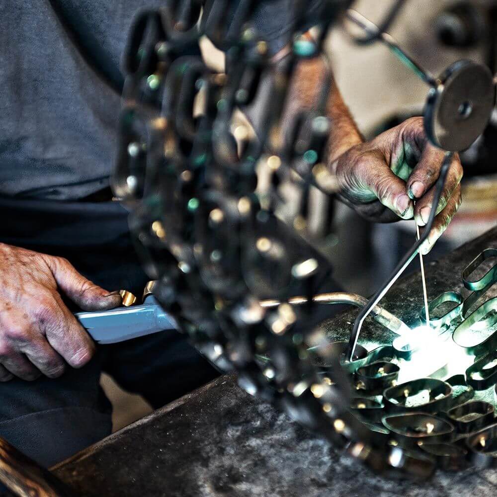Handwerkliche Fertigung der Terzani Glamour Design-Hängelampe Ø 45cm mit fokus auf die Details.