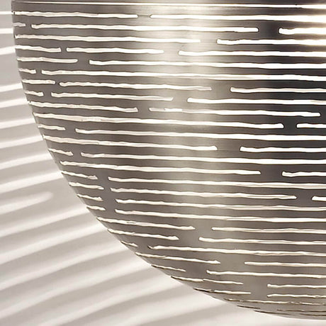 Detail der Terzani Magdalena Design-Hängelampe Halbkugel mit lasergeschnittenen Öffnungen.