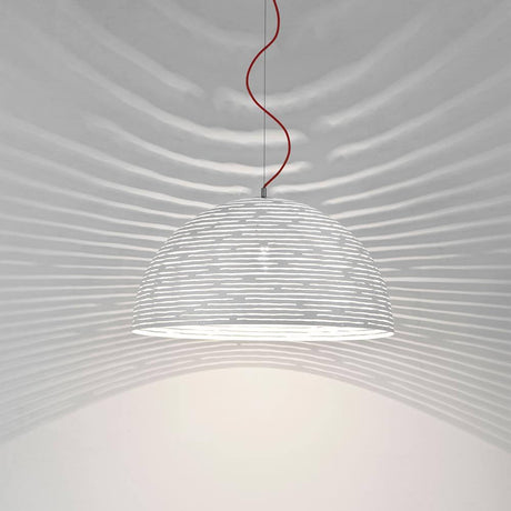 Terzani Magdalena Design-Hängelampe Halbkugel mit lasergeschnittenen Öffnungen und dekorativem Lichtmuster.