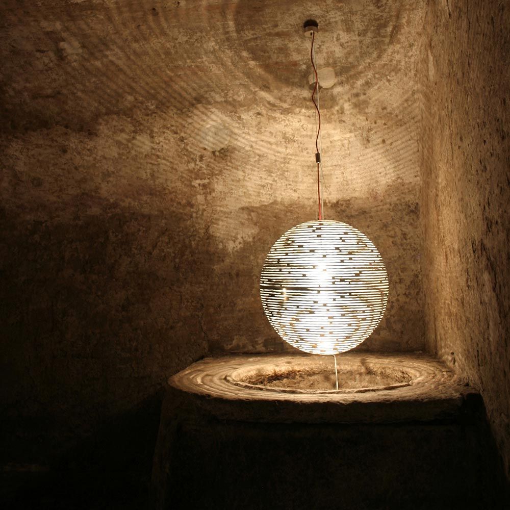 Terzani Magdalena Design-Hängeleuchte mit lasergeschnittenen Öffnungen, die ein faszinierendes Lichtspiel erzeugt.