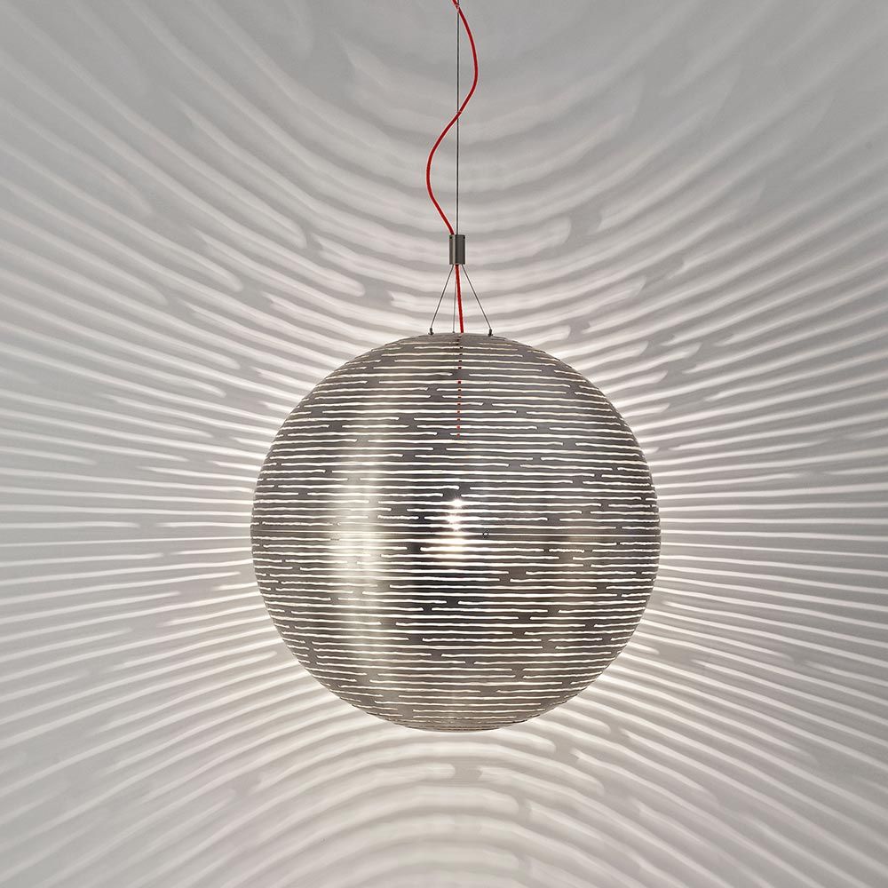 Terzani Magdalena Hängeleuchte mit lasergeschnittenem Design, erzeugt hypnotisierende Lichtmuster im Raum.