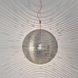 Terzani Magdalena Hängeleuchte mit lasergeschnittenem Design, erzeugt hypnotisierende Lichtmuster im Raum.