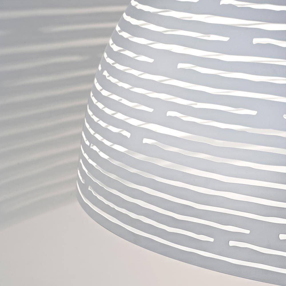 Terzani Magdalena Design-Hängeleuchte mit lasergeschnittenen horizontalen Öffnungen, Licht und Schatten Muster.