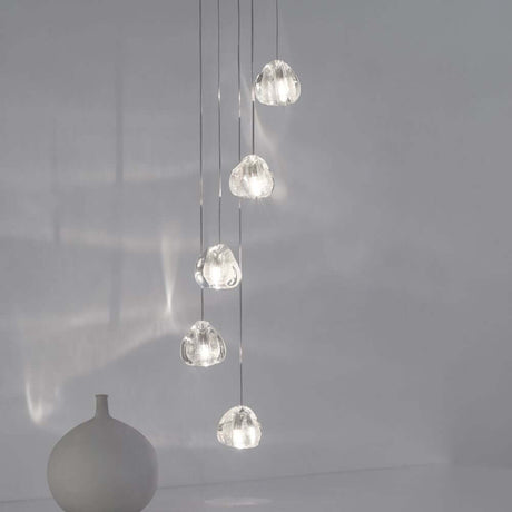 Terzani Mizu Design Hängeleuchte 5er Ø 28cm, einzigartige Kristallformen hängen von der Decke in modernem Raum.