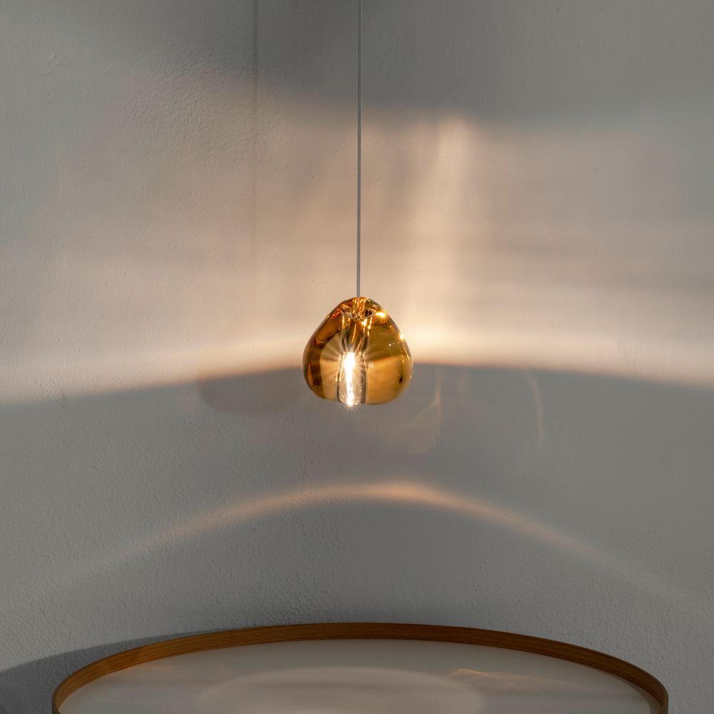 Terzani Mizu Pendelleuchte mit einzigartigem Kristall, der Lichtbrechung von Wasser emuliert.