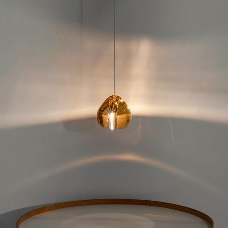 Terzani Mizu Pendelleuchte mit einzigartigem Kristall, der Lichtbrechung von Wasser emuliert.