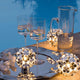 Elegante Terzani Orten'zia Design-Tischlampe mit Gläsern und Karaffe auf einem Silbertablett bei Nacht.