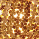 Detailansicht der Terzani Orten'zia Design-Wandlampe mit goldenen Blütenblättern und schimmerndem Licht.
