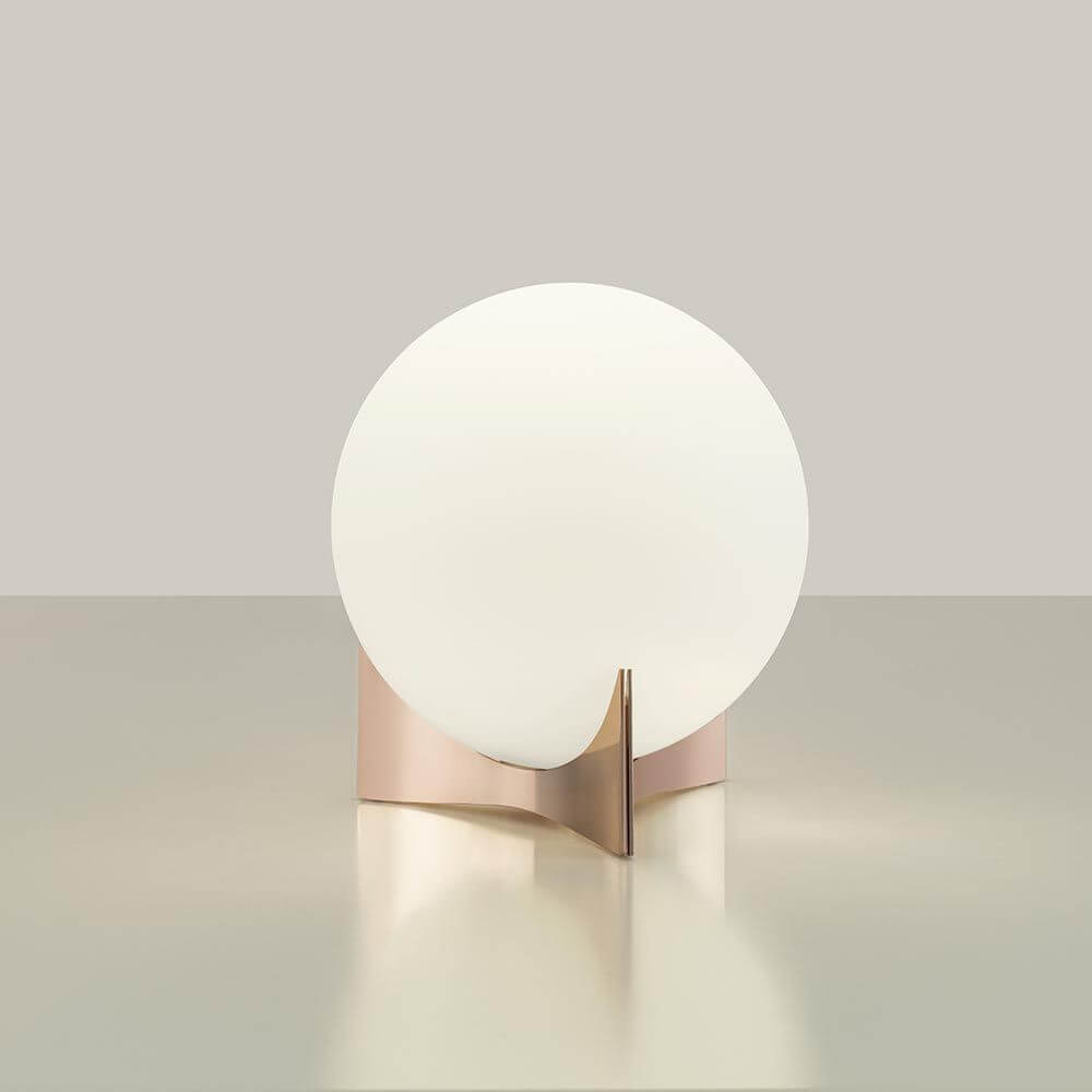 Terzani Oscar Design-Tischlampe mit weißem Glas und eleganter Metallbasis auf einem Tisch