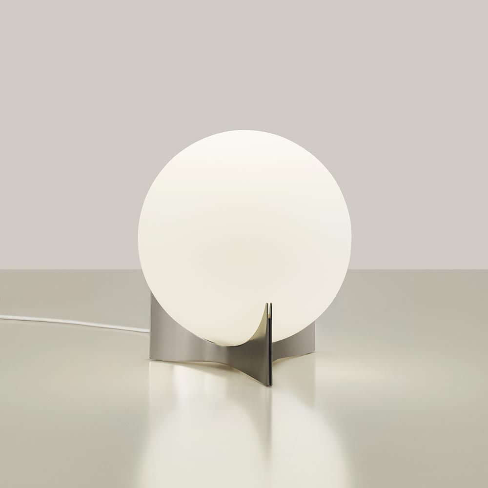 Terzani Oscar Design-Tischlampe mit runder, sanfter Leuchte und modernem Metallfuß.