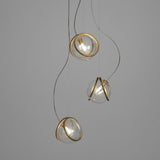 Terzani Pug 3-flammige Hängelampe mit sphärischen Glaskugeln und goldenen Akzenten. Modernes Design für stilvolle Beleuchtung.