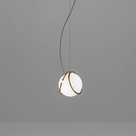 Terzani Pug Designer Einbau-Pendelleuchte mit sphärischem Licht und goldener Umrandung.