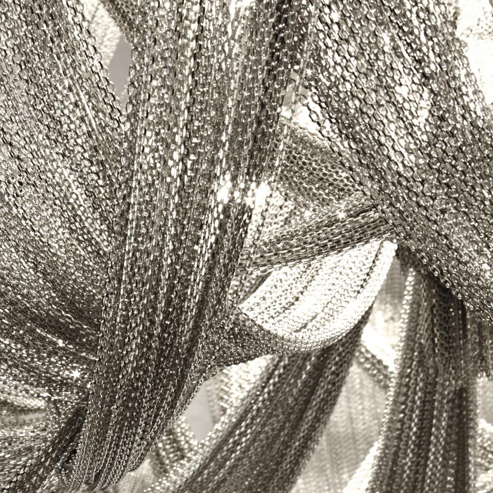 Detailaufnahme von vernickelten Metallketten des Terzani Soscik Kronleuchters, die modernes Design verkörpern.