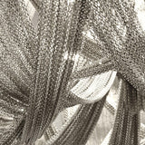 Detailaufnahme von vernickelten Metallketten des Terzani Soscik Kronleuchters, die modernes Design verkörpern.