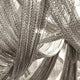 Detailaufnahme von vernickelten Metallketten des Terzani Soscik Kronleuchters, die modernes Design verkörpern.