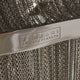 Detailaufnahme des Terzani Soscik Kronleuchters mit Metallketten und vernickeltem Rahmen.