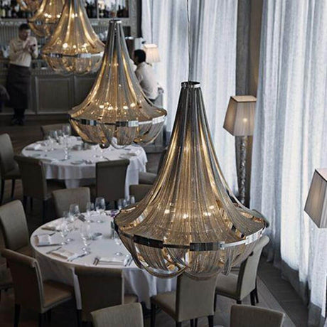 Terzani Soscik Design-Lüster Ø 95cm in elegantem Restaurant mit modernem und dramatischem Lichtdesign.