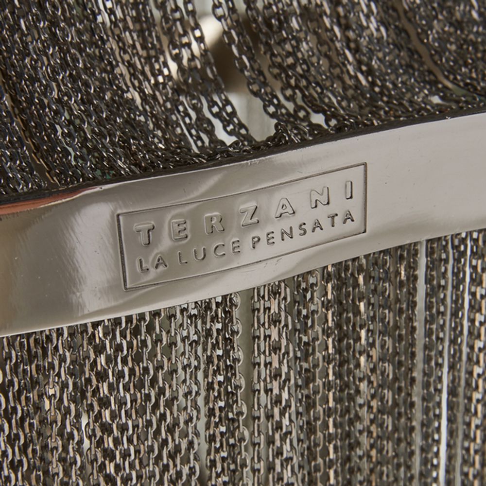 Detailaufnahme des Terzani Soscik Design-Lüsters mit vernickeltem Rahmen und Metallkette.