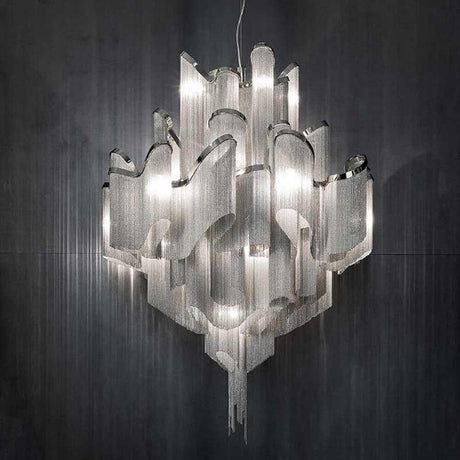 Terzani Stream Design-Lüster in eleganter Form mit glitzernden Metallketten und eindringlichem Licht.