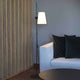 Textil Lampenschirm Lupe Beige in modernem Wohnraum mit stilvollem Sofa und Holzverkleidung.
