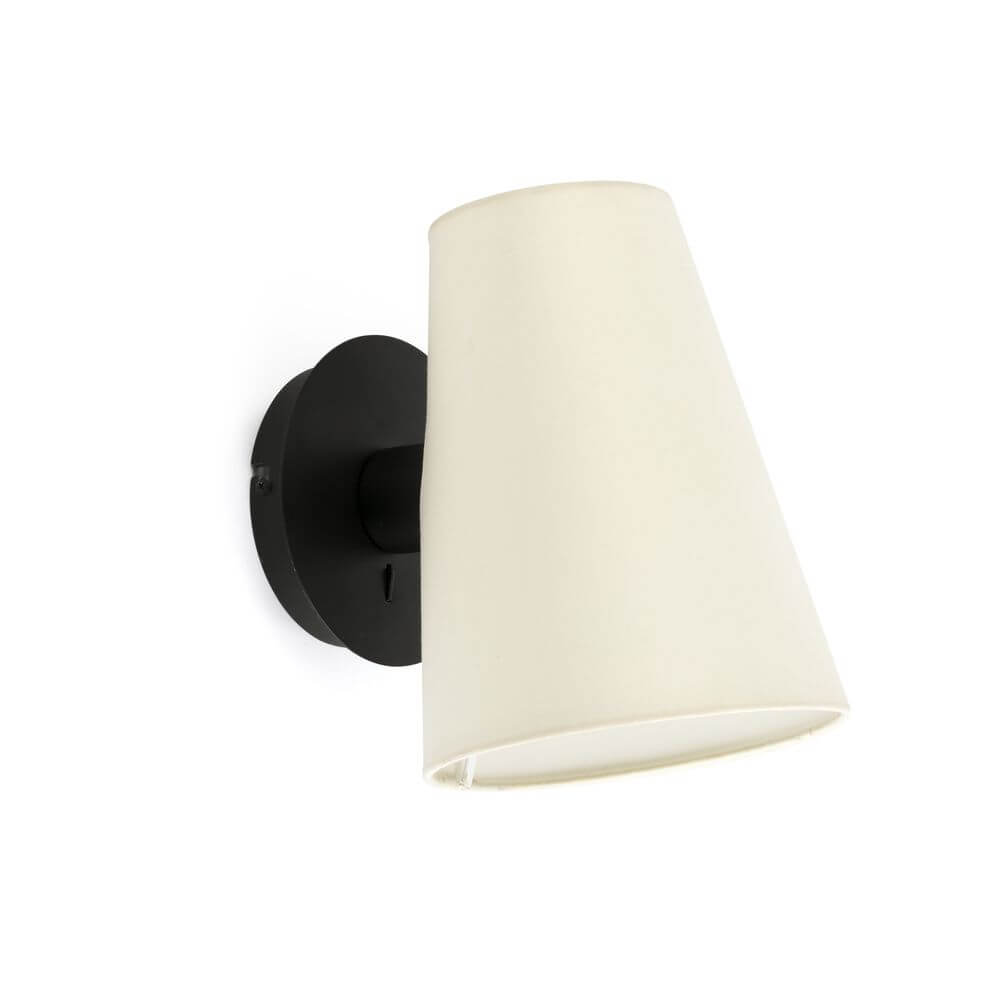 Textil Lampenschirm Lupe Beige an einer modernen Wandhalterung in Schwarz.