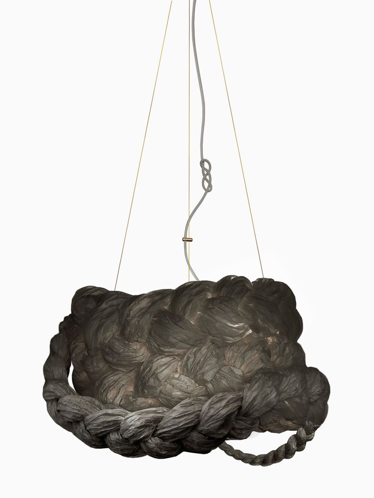Braided paper pendant light 'Bride' von Mammalampa mit eleganter Leichtigkeit und faszinierendem Spiel von Licht und Schatten.