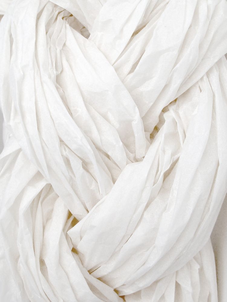 Detailaufnahme des handgefertigten Papiers der Bride Pendelleuchte von Mammalampa in Weiß.