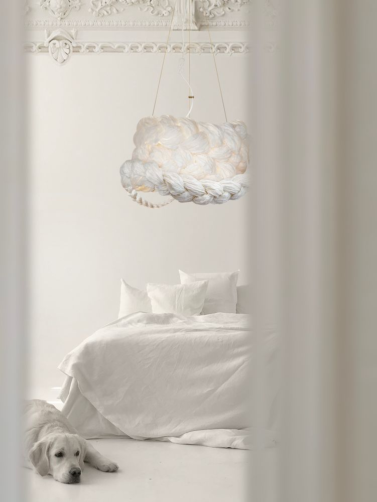 Moderne Bride Pendelleuchte aus handgefertigtem Papier in einem eleganten Schlafzimmer mit einem ruhenden Hund.