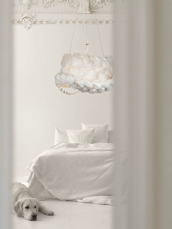 The Bride Design Pendelleuchte von Mammalampa als handgefertigte Lichtskulptur über einem hellen Schlafzimmer