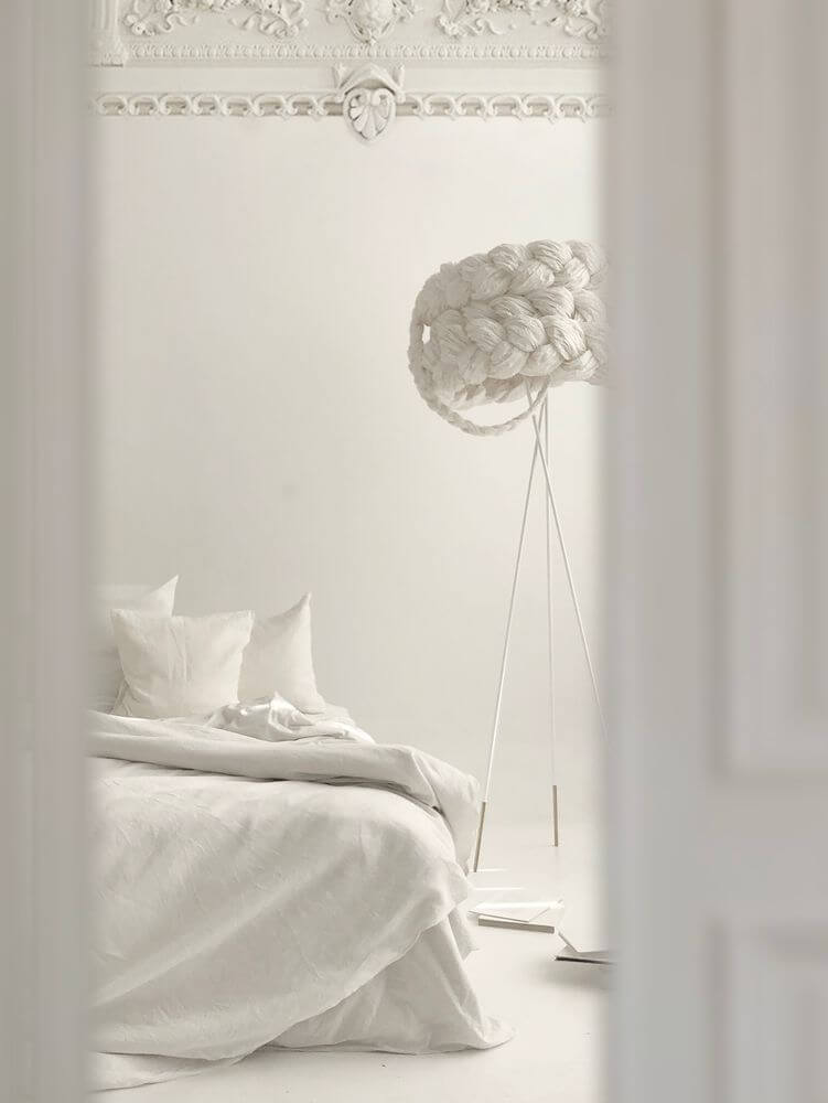 The Bride Design Stehleuchte im Schlafzimmer: handgeflochtenes Papierkleid, zartes Licht- und Schattenspiel, elegante weiße Raumgestaltung